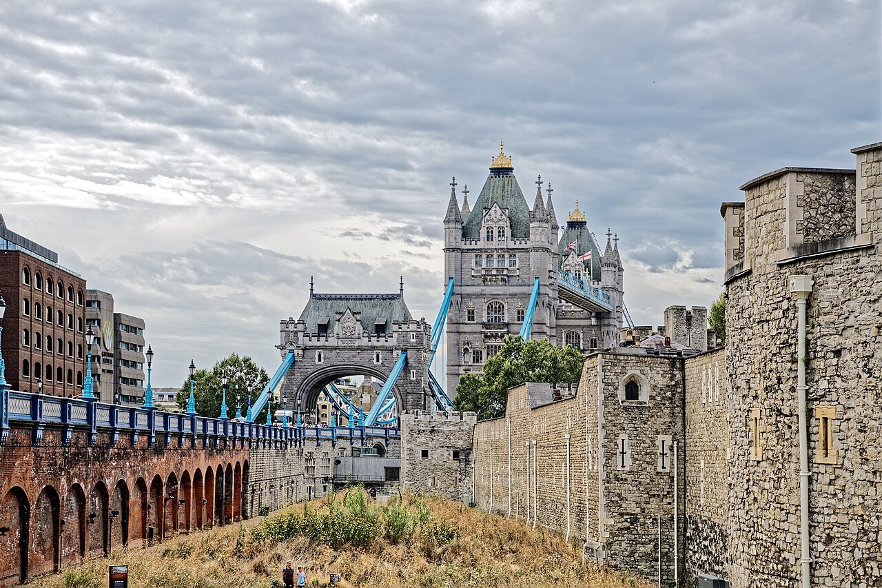 How do you tell Tower Bridge from London Bridge and the Tower of London?